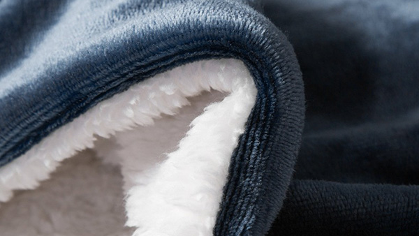 毛毯怎么裁剪不傷料，全自動(dòng)毛毯裁剪機(jī)