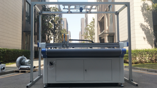 電腦數(shù)控全自動(dòng)巡邊切割設(shè)備