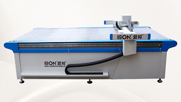 多功能智能服裝裁剪機(jī)